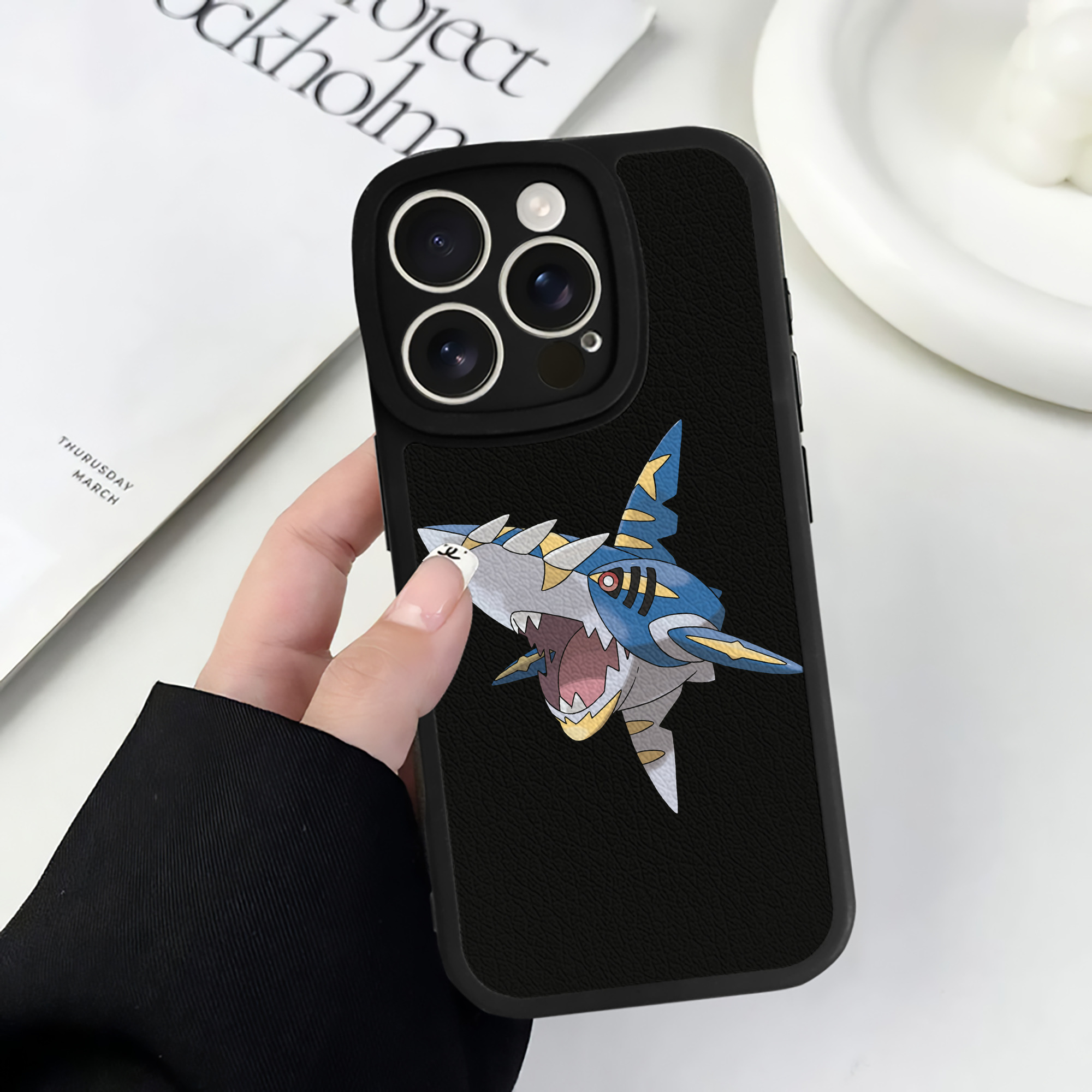 （画像用） ポケットモンスター Pokémon 【iPhone 16シリーズ対応】シリコンスマホケース（レザー調） 材質：シリコン